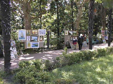 В парке местные художники устраивают свои выставки